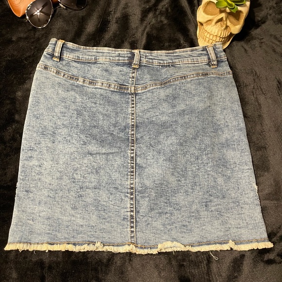 Medium wash denim skirt in size large - Picture 2 of 4
